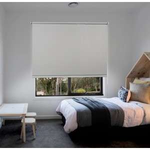 Tenda a rullo t.b.t. chiara alla finestra nella stanza dei bambini.