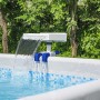 Cascata per piscina Flowclear™ con luce LED sul bordo piscina con flusso d'acqua.
