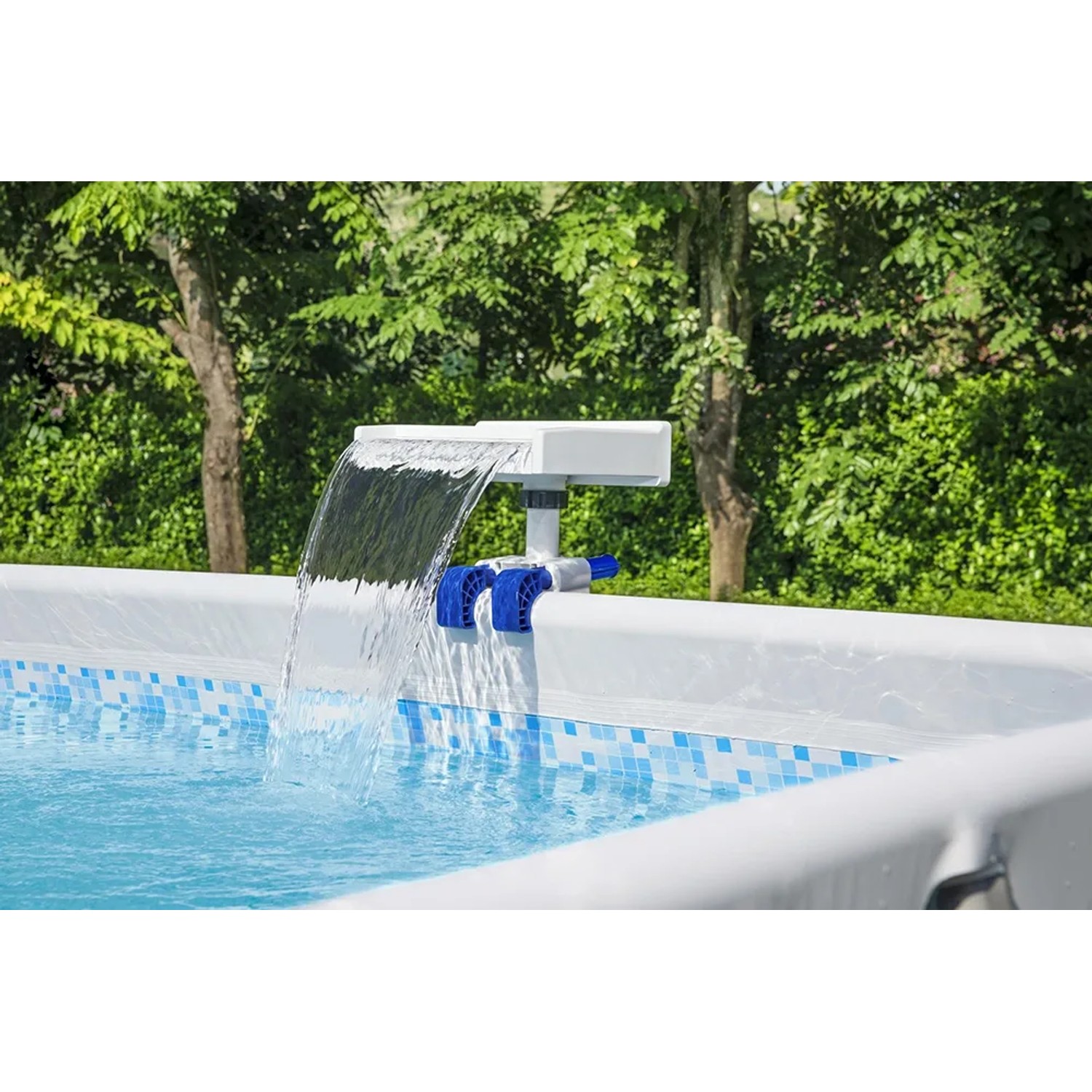 Cascata per piscina Flowclear™ con luce LED sul bordo piscina con flusso d'acqua.