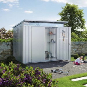 Casetta da giardino in metallo Biohort AvantGarde A8, argento-metallizzato con doppia porta aperta e bambino in giardino.