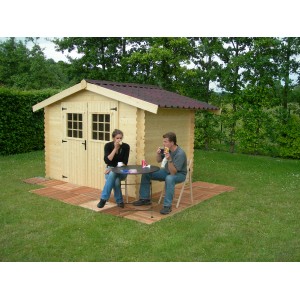 Casetta da giardino in legno con tetto bituminoso, due persone sedute a un tavolo di fronte.