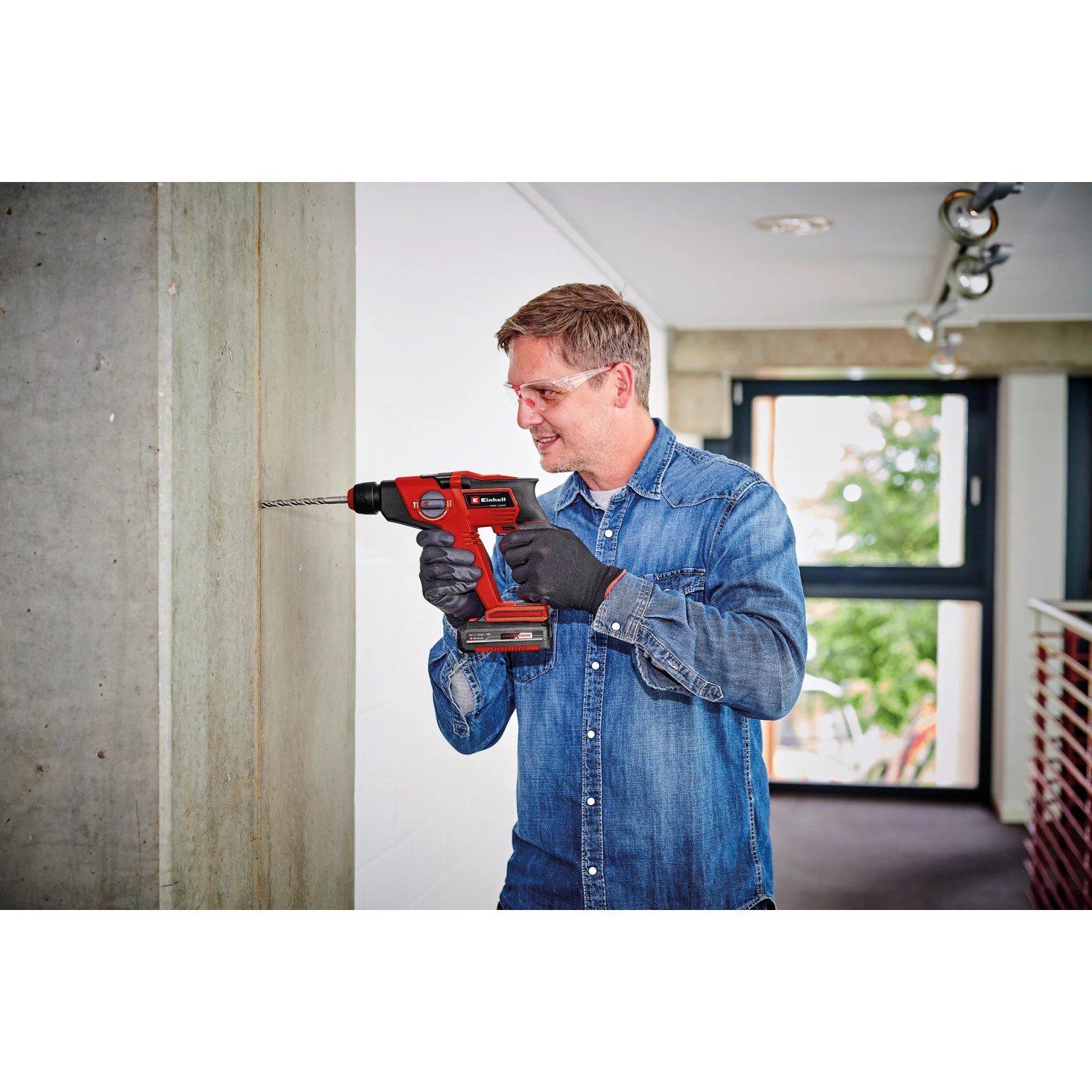 Trapano a percussione a batteria Einhell TE-HD 18/12 Li-Solo in uso, foratura nel cemento.