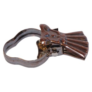 Dettaglio del gancio per quadri t.b.t. per cornici.