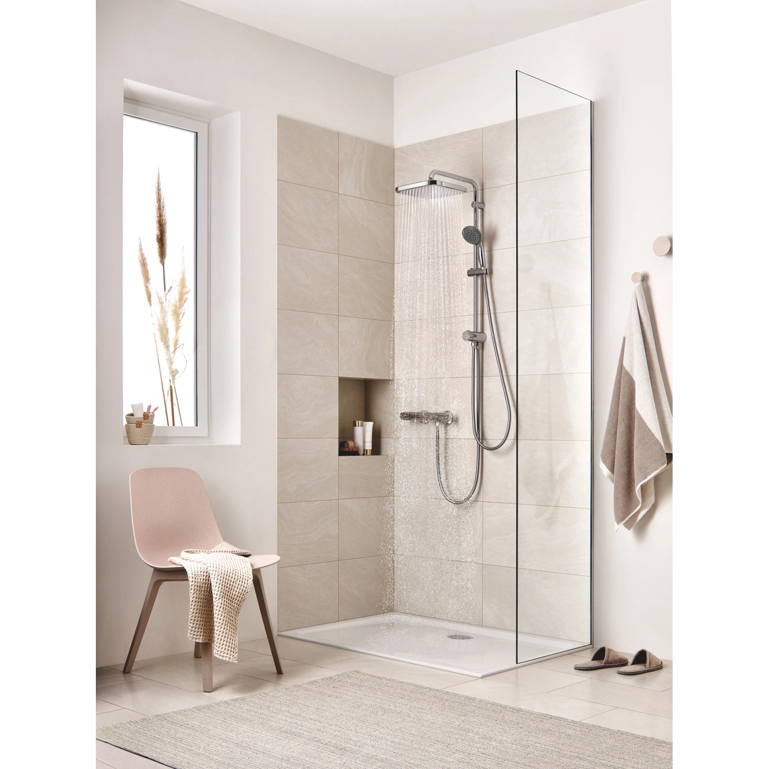 Set doccia Grohe QuickFix Vitalio Start 250 Cube con soffione e doccetta in doccia moderna.