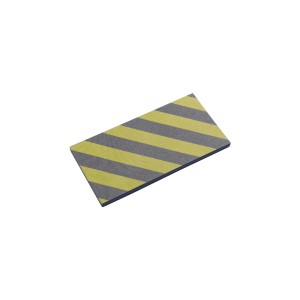 Accessorio auto t.b.t. con strisce gialle e grigie.