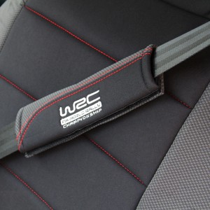 Imbottitura nera per cintura di sicurezza auto con logo WRC per un maggiore comfort in auto.