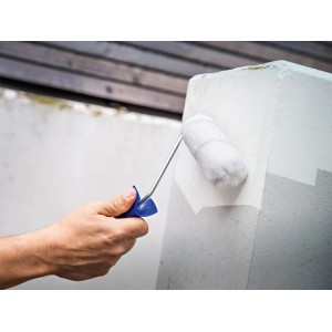 Mano dipinge pilastro in cemento con rullo per vernice grigio LUX PRO (10 cm).