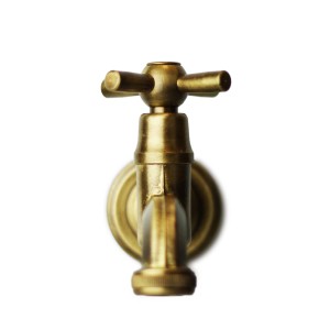 Rubinetto color ottone per fontane da giardino.