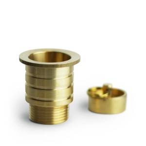 Connettore t.b.t. color oro per fontane da giardino, primo piano.