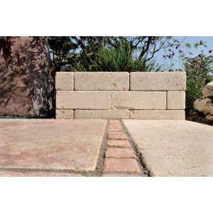 Muro fatto di pietre di bordo/cordoli t.b.t. chiare in giardino.