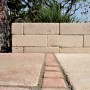 Muro fatto di pietre di bordo/cordoli t.b.t. chiare in giardino.