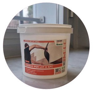 Secchio di adesivo per piastrelle t.b.t. per rivestimenti LVT e SPC.