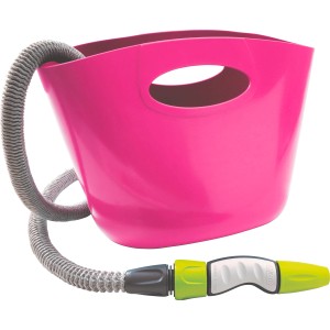 Secchio rosa con tubo di irrigazione e ugello per l'irrigazione del giardino.