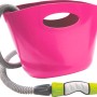 Secchio rosa con tubo di irrigazione e ugello per l'irrigazione del giardino.