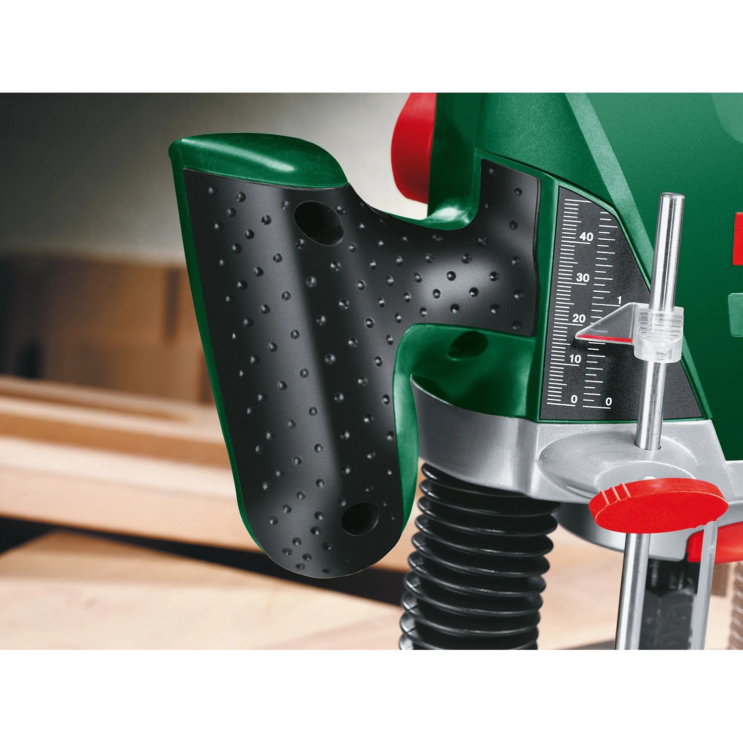 Dettaglio della fresatrice verticale Bosch 1400 ACE con indicatore dell'altezza di corsa e impugnatura ergonomica.