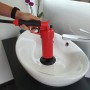 Pulitore per tubi ad aria compressa Rothenberger Industrial in uso su un lavabo.