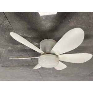 Ventilatore da soffitto bianco a cinque pale per OBI.