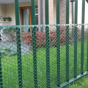 Rete metallica in plastica verde t.b.t. come recinzione da giardino.