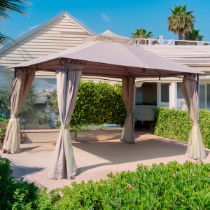 Gazebo beige con tende in giardino.