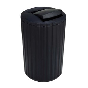 Cestino da bagno nero con coperchio basculante.