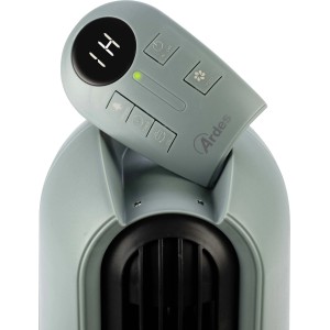 Dettaglio di un ventilatore grigio con pannello di controllo e display.