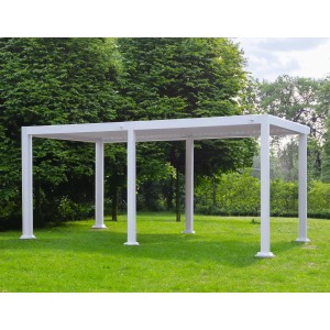 Gazebo t.b.t. bianco in giardino.