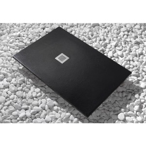 Piatto doccia t.b.t. nero in gres porcellanato con scarico quadrato su ciottoli bianchi.