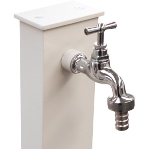 Colonnina da giardino con rubinetto in metallo, parte di una fontana da giardino.