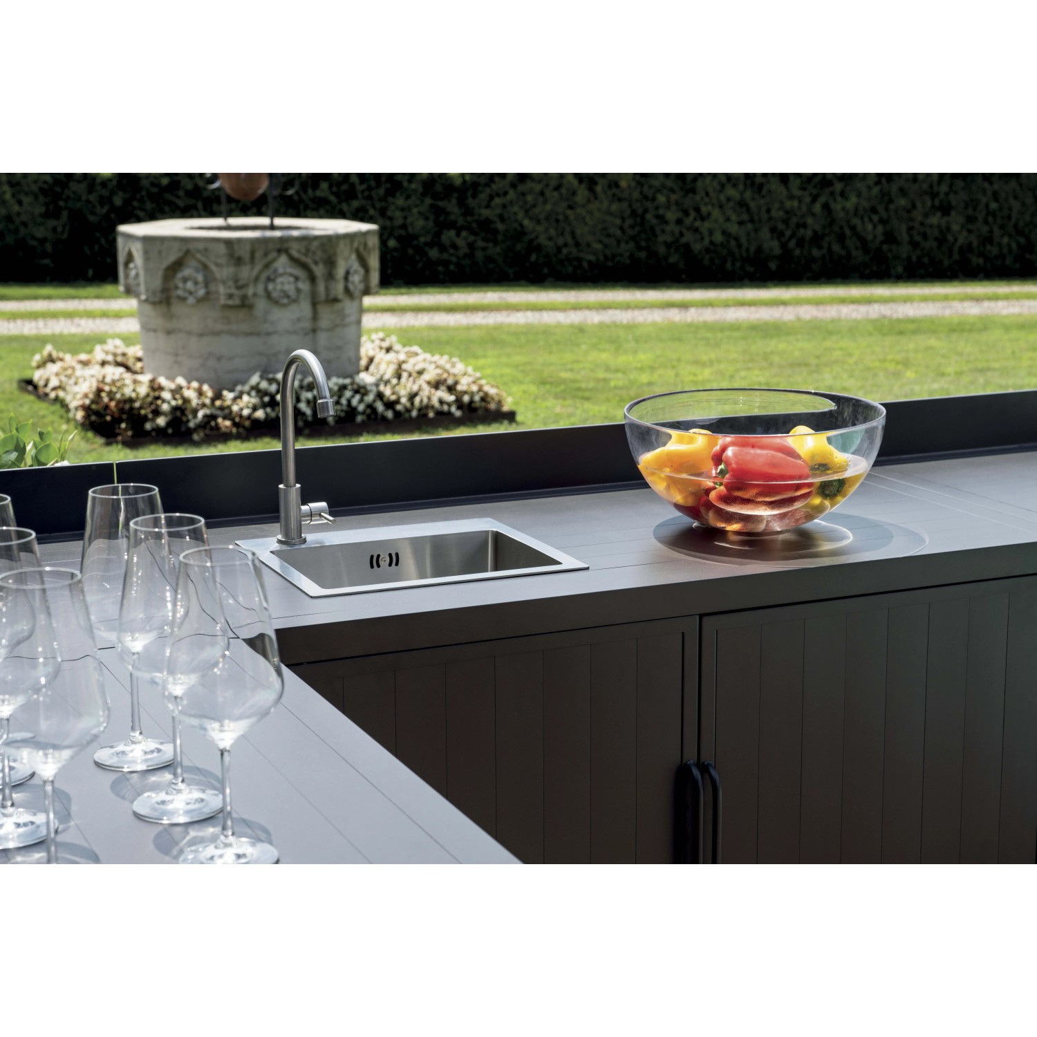 Lavello e bicchieri su un angolo cottura Basi Cucina in giardino.