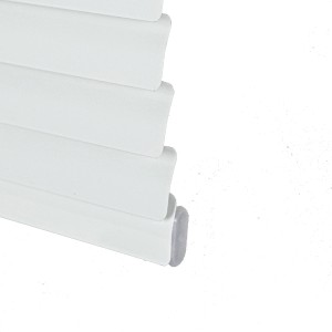 Dettaglio di una tenda veneziana bianca t.b.t.