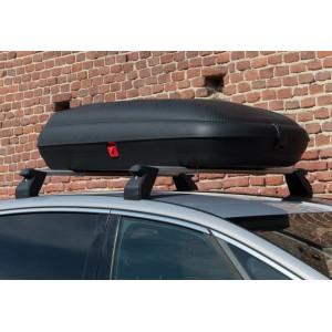Box da tetto nero t.b.t. montato su un'auto. Accessori per il trasporto.