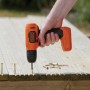 Avvitatore a batteria Black+Decker BDCD8 avvita nel legno.