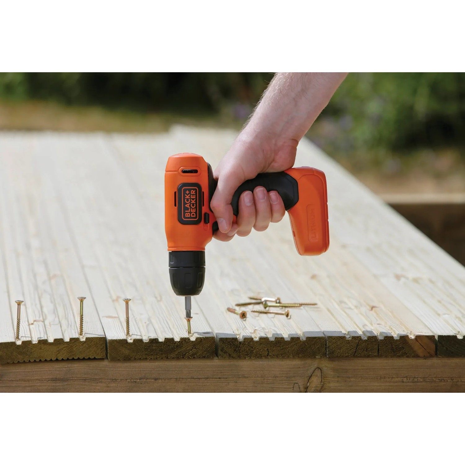 Avvitatore a batteria Black+Decker BDCD8 avvita nel legno.