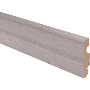 Battiscopa chiaro profilato con venature del legno.