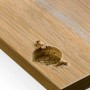 Piastra di riparazione bianca Hettich per cerniera a tazza da 35 mm su pannello di legno danneggiato.