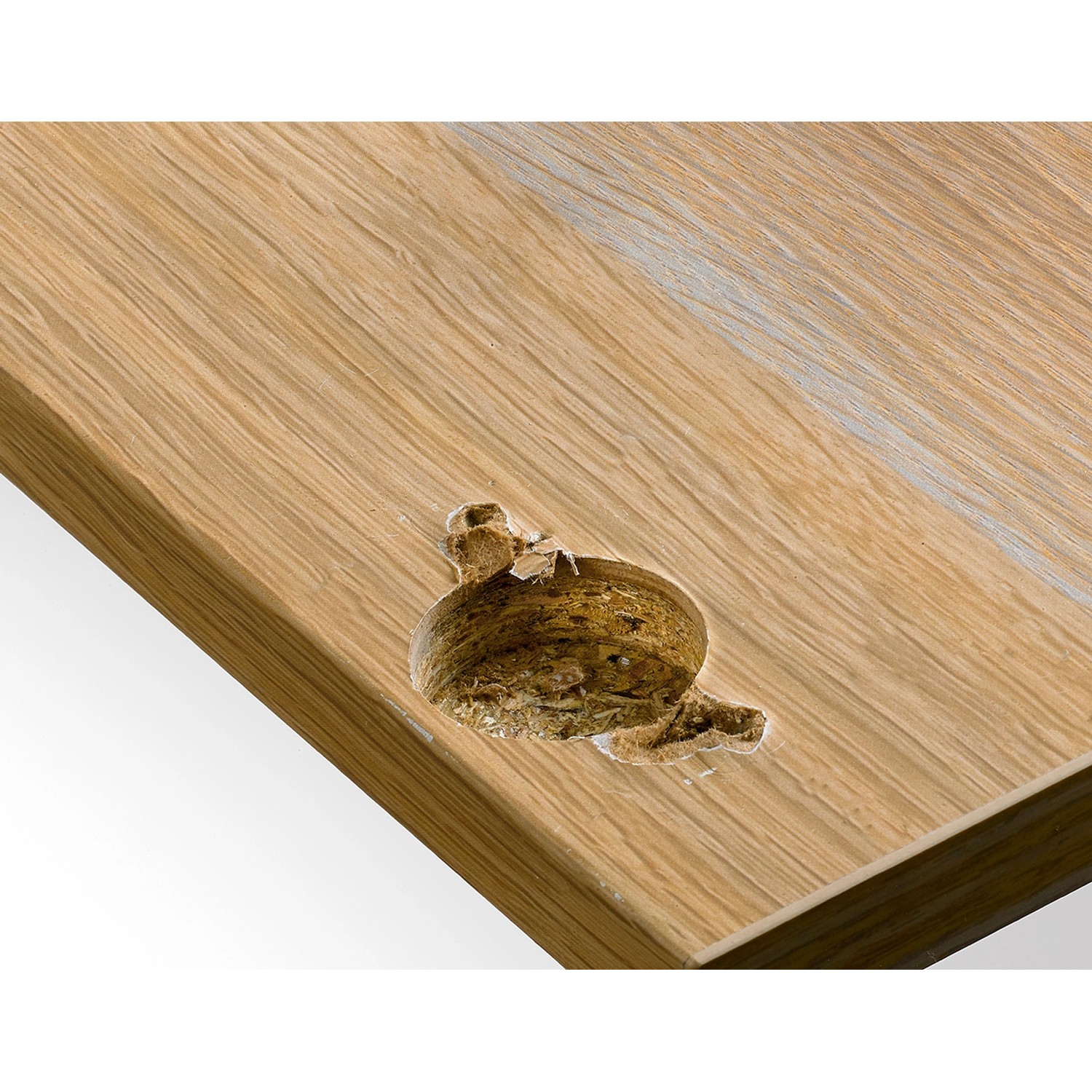 Piastra di riparazione bianca Hettich per cerniera a tazza da 35 mm su pannello di legno danneggiato.
