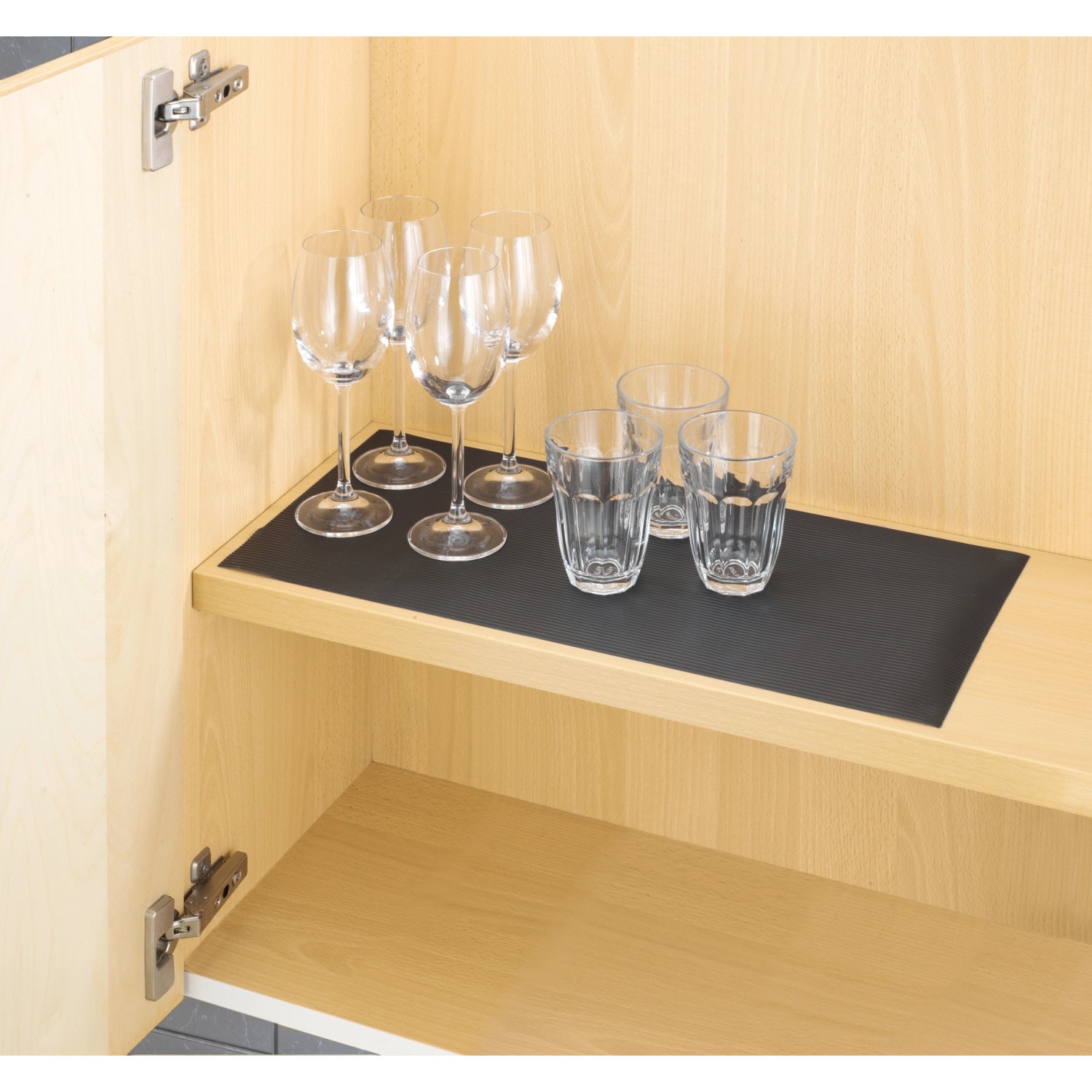 Tappetino antiscivolo nero Wenko (150x50 cm) in armadio da cucina con bicchieri.