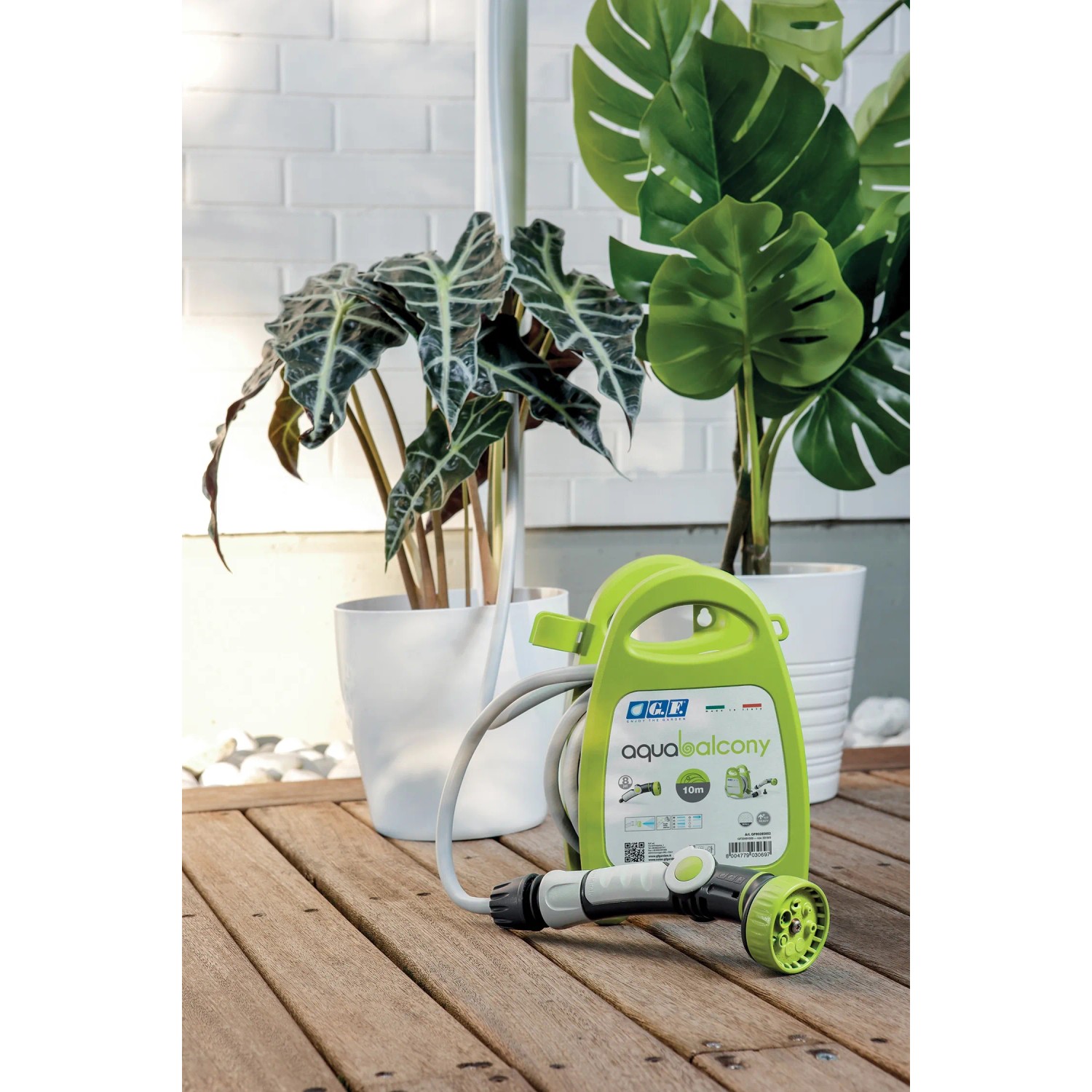 Avvolgitubo verde con spruzzatore per balcone e terrazza.