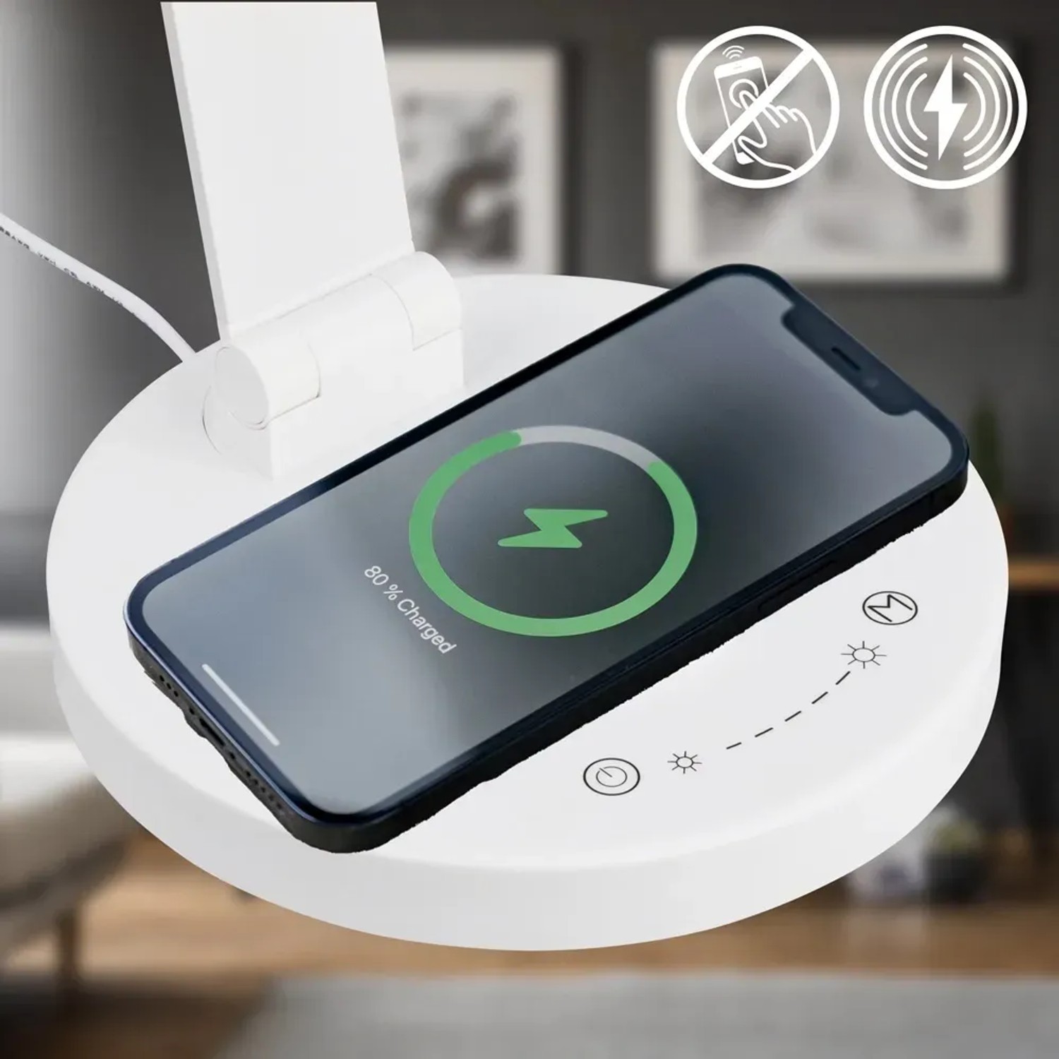 Lampada da scrivania a LED bianca Brilo Cuma con stazione di ricarica induttiva per smartphone.