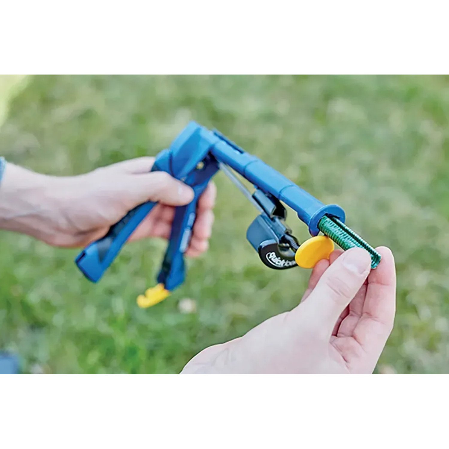 Pinza per recinzioni Rapid FP222 che fissa il filo. Pinza blu con dettagli gialli.