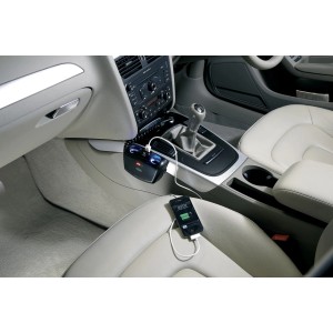 t.b.t. in auto: caricatore con porta USB che carica lo smartphone. Accessorio interno auto.