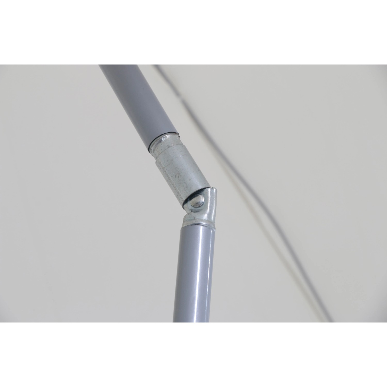 Dettaglio del giunto inclinabile dell'ombrellone da balcone rotondo CMI, naturale, Ø 200 cm.