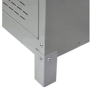 Dettaglio: Piede metallico grigio di un armadio/spogliatoio.