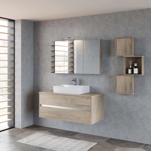 Set bagno moderno con mobile lavabo, specchiera e mensole effetto legno.