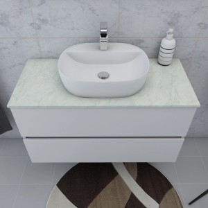 Bagno moderno con mobile lavabo bianco t.b.t. e lavabo da appoggio.