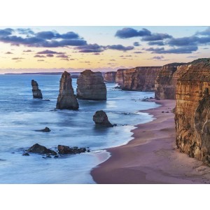 Quadri: Paesaggio costiero con rocce in mare al tramonto.