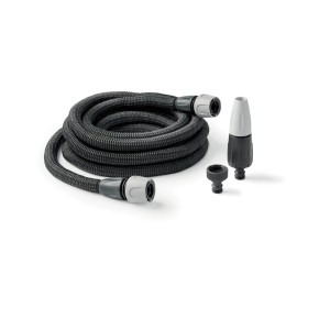 Tubo per irrigazione t.b.t. nero e flessibile con connettori e ugello a spruzzo.