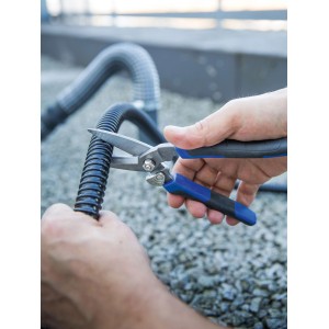 Forbici universali che tagliano un tubo nero. Pinze con manico blu e nero.
