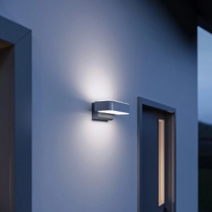 Moderna lampada da esterno a LED Steinel L 810 SC in antracite con effetto up and downlight su parete di casa.