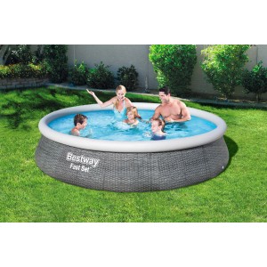 Famiglia nella piscina Bestway Fast Set in giardino. Divertimento nella piscina fuori terra rotonda.
